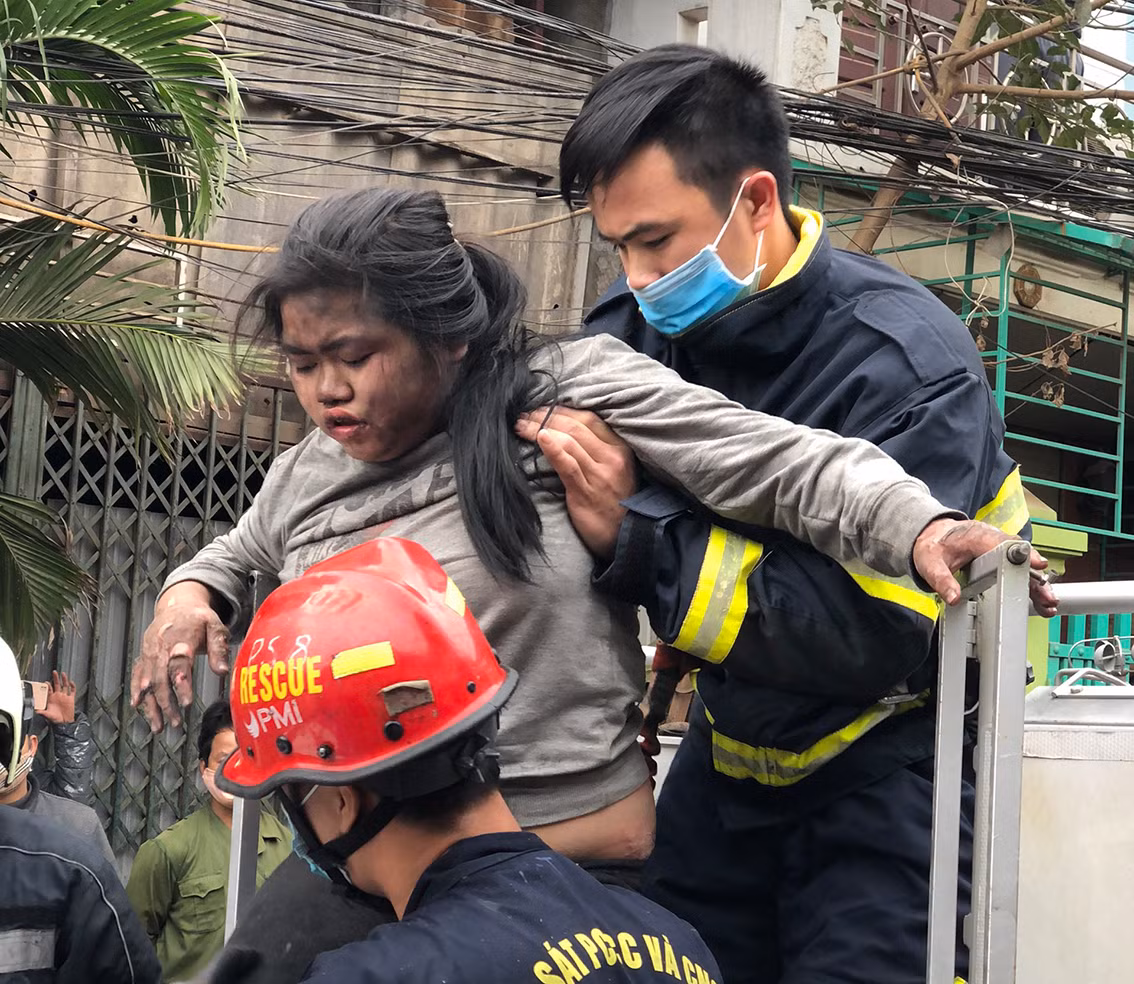 Sau khi ngọn lửa dập tắt, lực lượng cứu hộ đã sử dụng xe thang tiếp cận tầng 3 căn nhà giải cứu được một bé gái đang mắc kẹt.