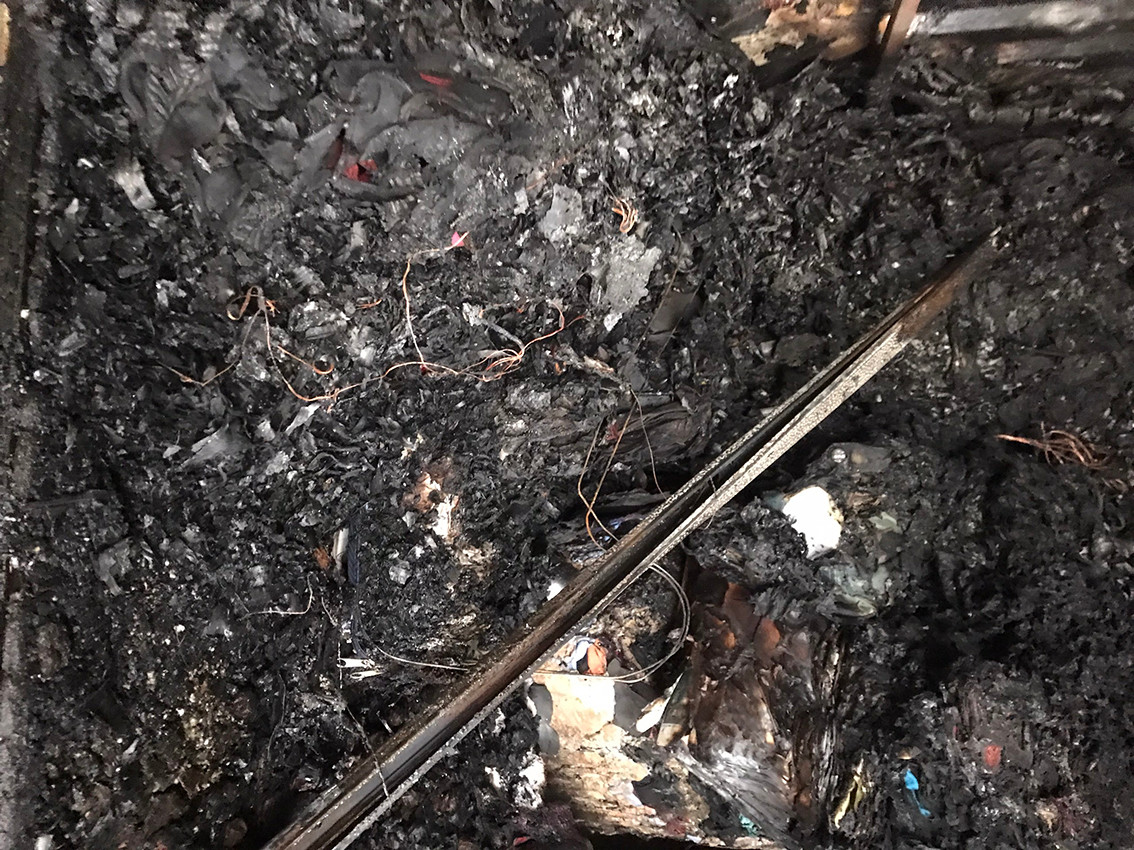 Toàn bộ đồ đạc bên trong ngôi nhà đã bị cháy rụi, rất may không có thiệt hại về người.