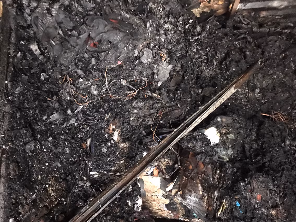 Toàn bộ đồ đạc bên trong ngôi nhà đã bị cháy rụi, rất may không có thiệt hại về người.