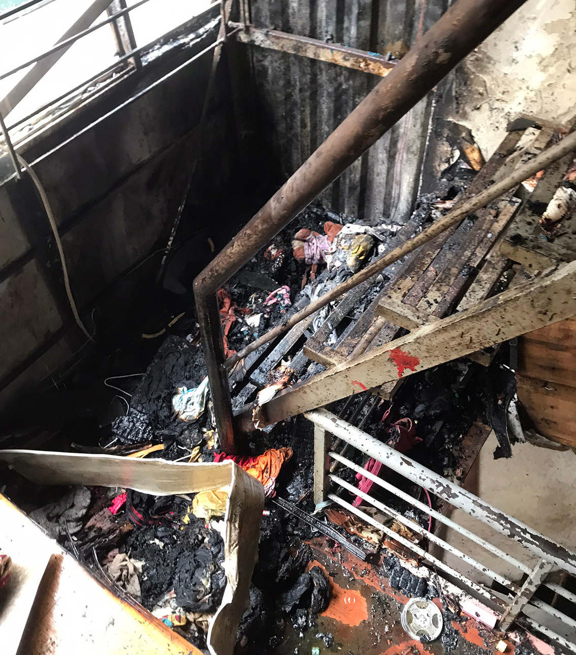 Mặc dù đám cháy lớn nhưng lực lượng cứu hộ đã kịp dập tắt ngọn lửa, không cho cháy lan sang khu vực xung quanh.