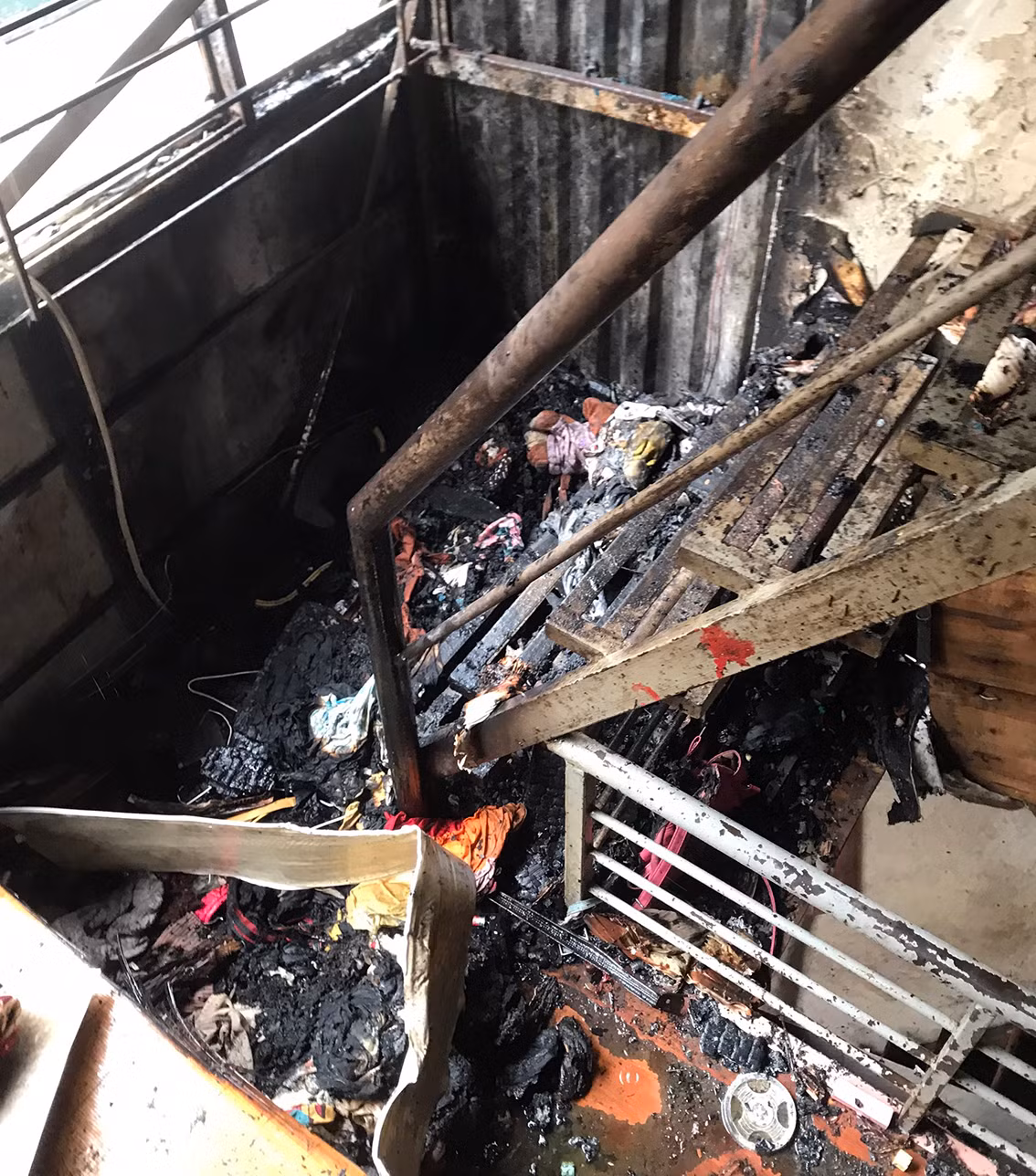 Mặc dù đám cháy lớn nhưng lực lượng cứu hộ đã kịp dập tắt ngọn lửa, không cho cháy lan sang khu vực xung quanh.