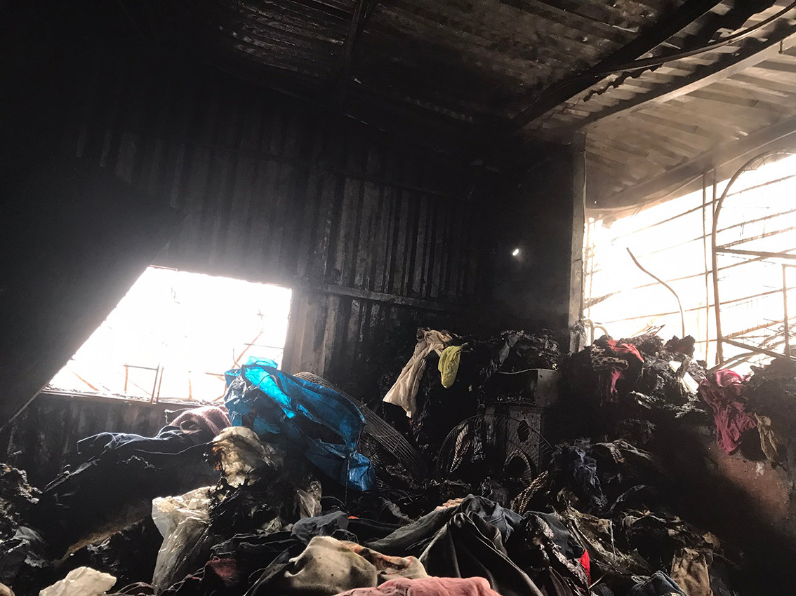 Căn nhà được gia cố tạm nên khi xảy ra cháy ngọn lửa bùng rất nhanh.