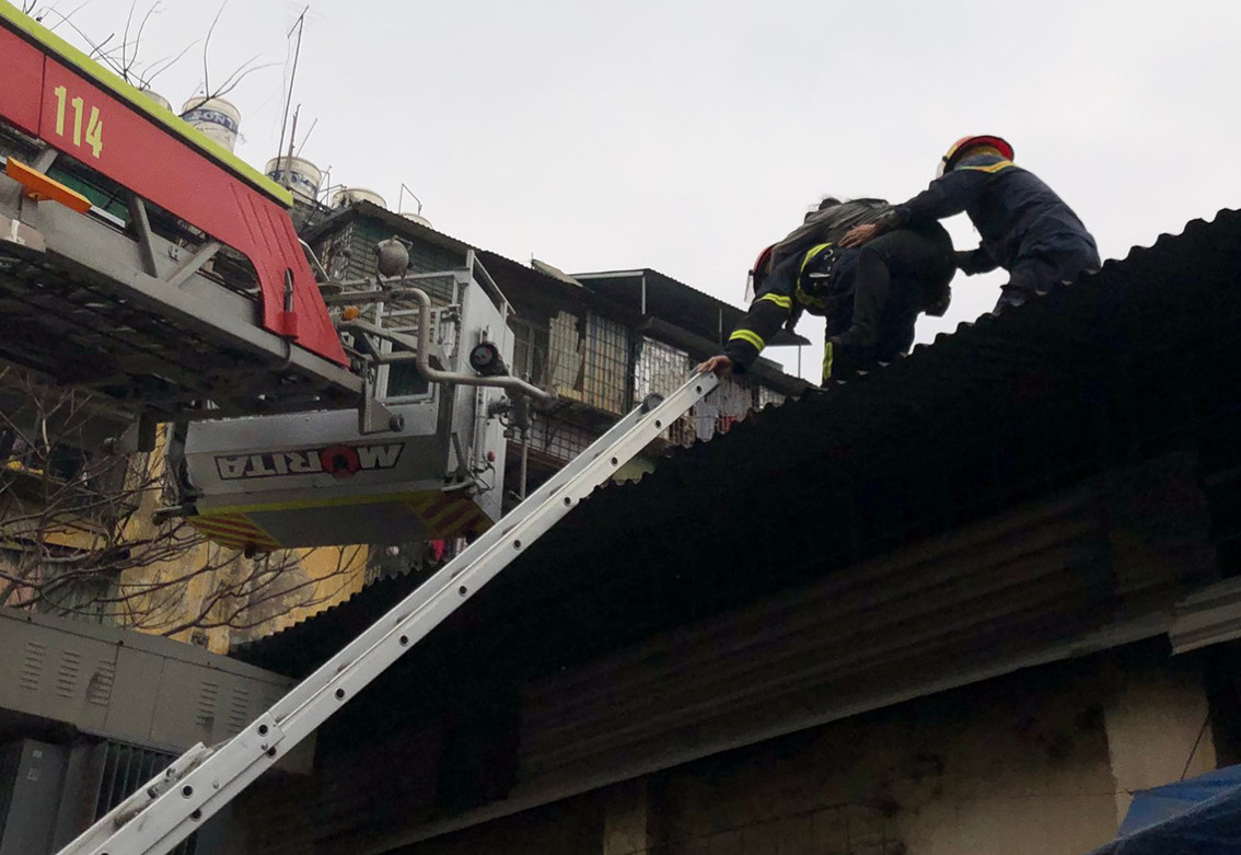 Nhận tin báo, Đội Cảnh sát Phòng cháy chữa cháy và Cứu nạn Cứu hộ Công an quận Hoàng Mai đã tiếp cận hiện trường dập tắt ngọn lửa.