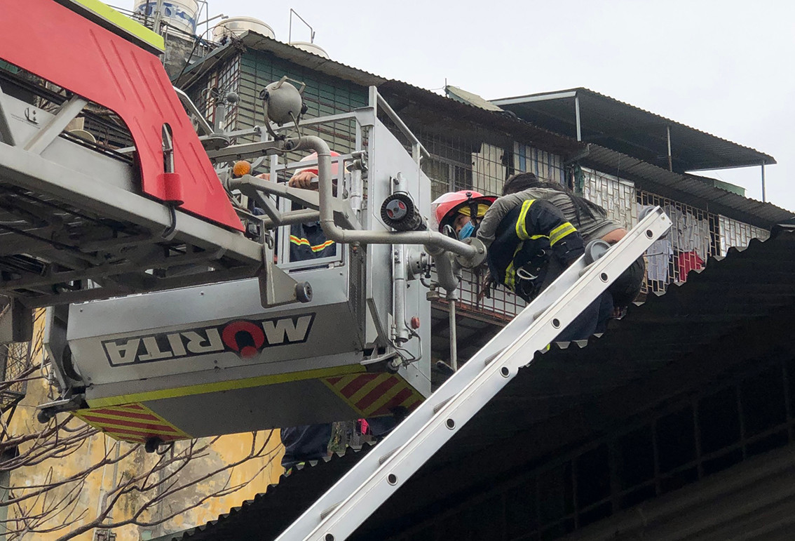 Hiện trường đám cháy là một căn nhà có diện tích khoảng 12m2 được xây 3 tầng và ghi nhận có người mắc kẹt bên trong.