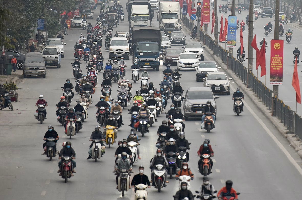 Vat va canh tre em “theo chan” bo me quay lai Ha Noi sau nghi Tet