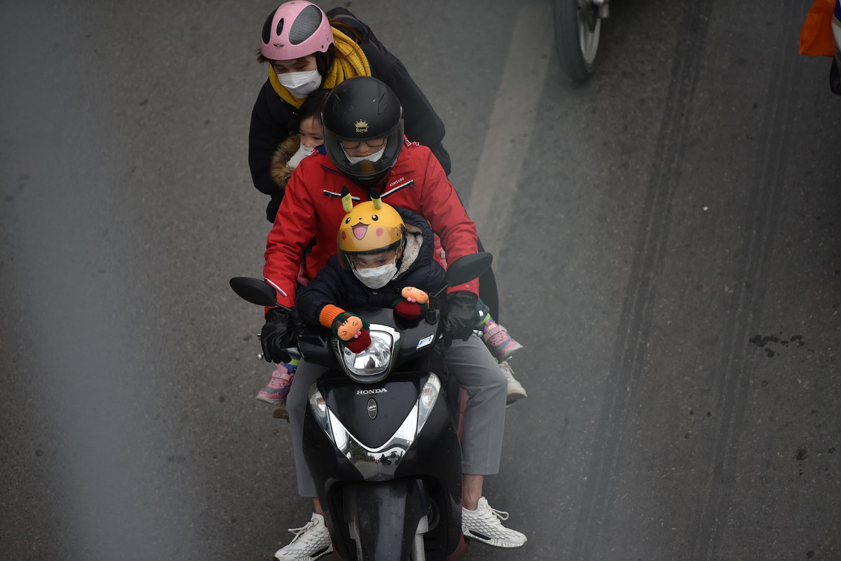 Tuy nhiên, tại cửa ngõ phía Nam của Hà Nội vẫn ghi nhận nhiều hình ảnh các em nhỏ khá vất vả cùng gia đình di chuyển trên xe máy để quay về Thủ đô.