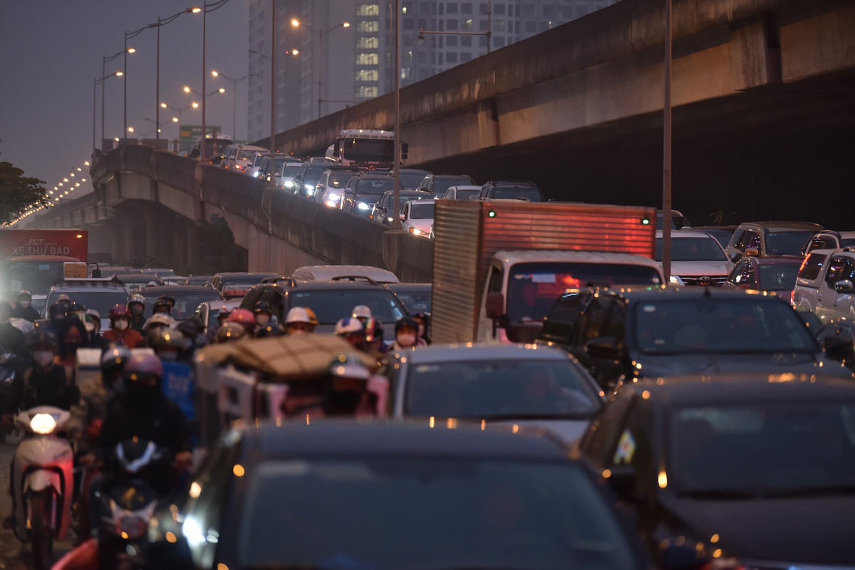Đến cuối giờ chiều ngày 3/1, lượng xe đổ về Hà Nội có tăng lên nhưng các phương tiện chỉ phải di chuyển chậm, không xảy ra ùn tắc.