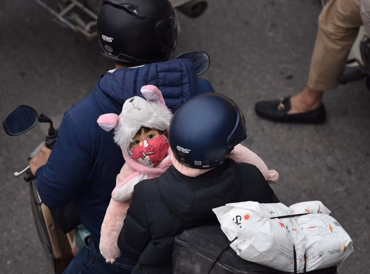 Ánh mắt ngây thơ của một em nhỏ khi cùng cha mẹ quay lại Hà Nội.