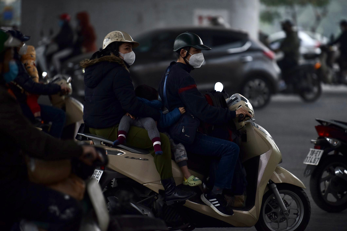 Đường xa nên nhiều em còn tranh thủ… ngủ ngay trên xe máy.