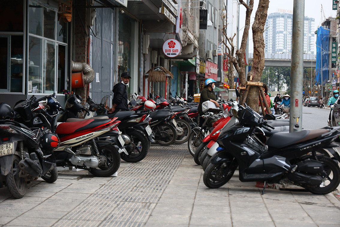 Vỉa hè... không lối thoát.