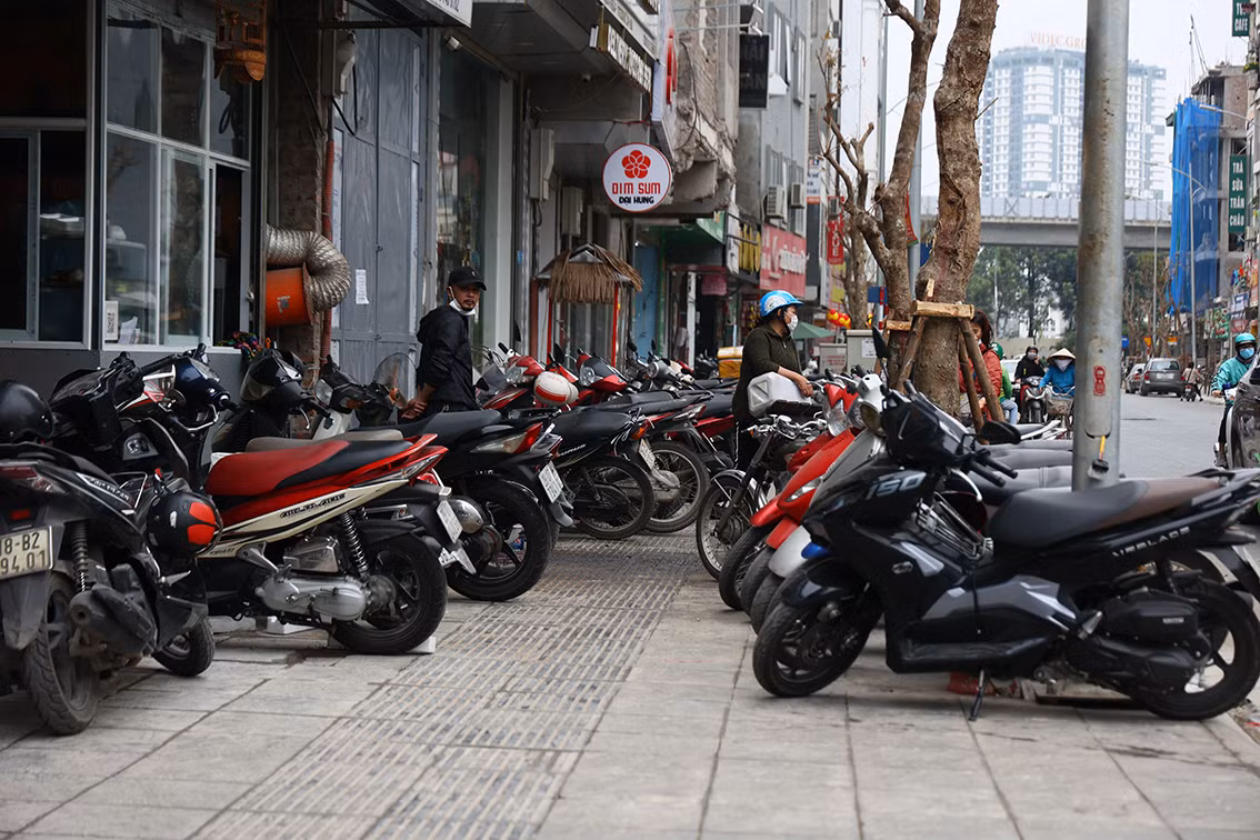 Vỉa hè... không lối thoát.