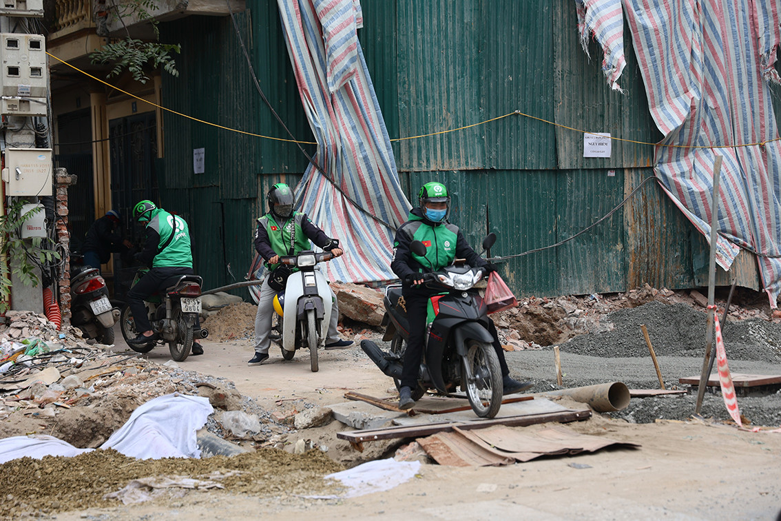 Mặt đường nhiều ổ gà, hố sâu, các phương tiện di chuyển qua đây luôn gặp nhiều khó khăn.