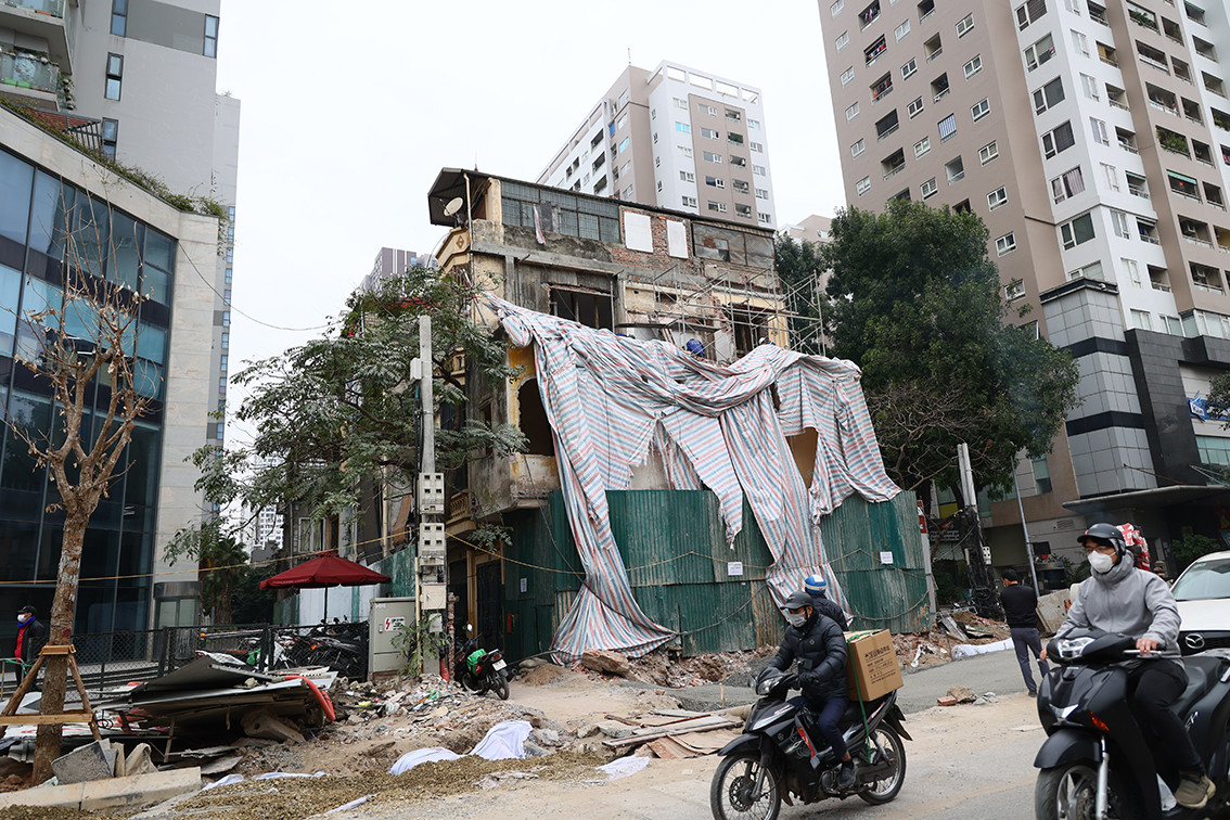 Theo ghi nhận của PV Báo Tri thức và Cuộc sống, nhiều đoạn của đường Vũ Trọng Phụng đã không còn nhìn thấy vỉa hè do các công trình xây dựng lấn chiếm.