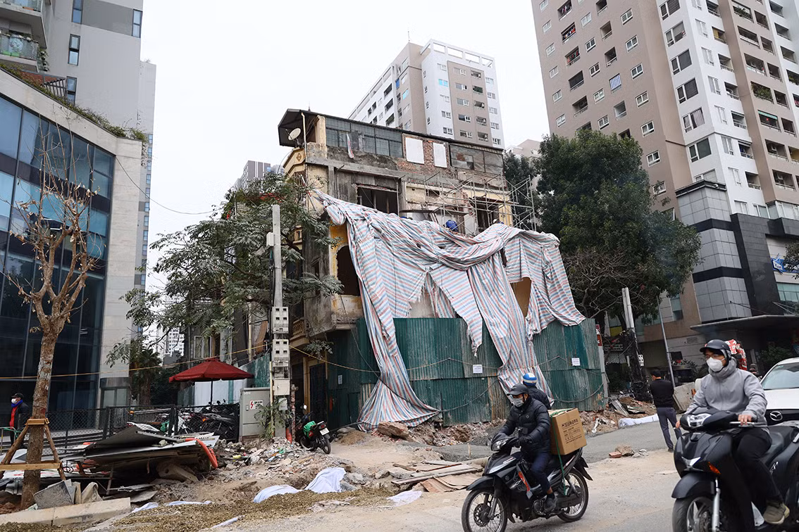 Theo ghi nhận của PV Báo Tri thức và Cuộc sống, nhiều đoạn của đường Vũ Trọng Phụng đã không còn nhìn thấy vỉa hè do các công trình xây dựng lấn chiếm.