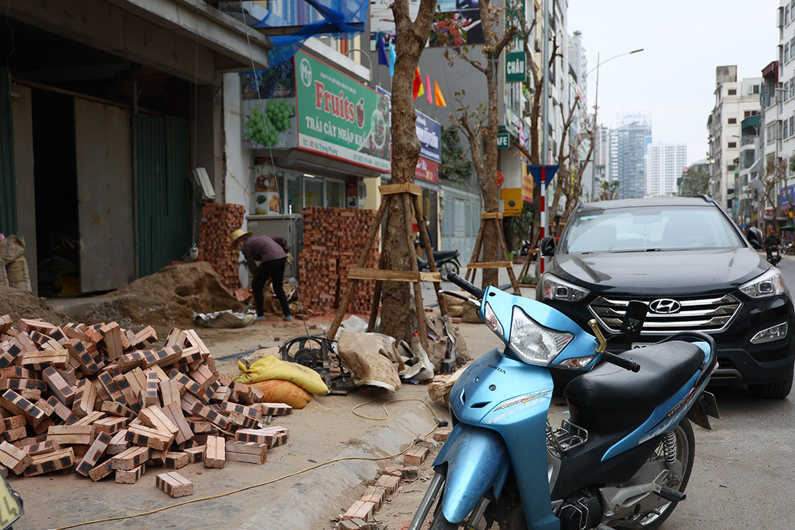 Được biết, tuyến đường này vẫn chưa hoàn thành và bàn giao lại cho địa phương. Chính vì vậy việc xử lý vi phạm giao thông, trật tự đô thị chỉ ở mức nhắc nhở.