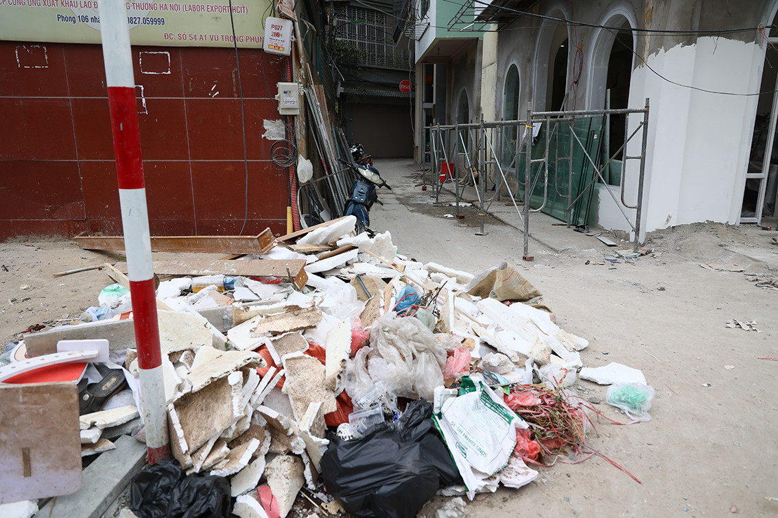 Rác phủ kín vỉa hè và lối đi.