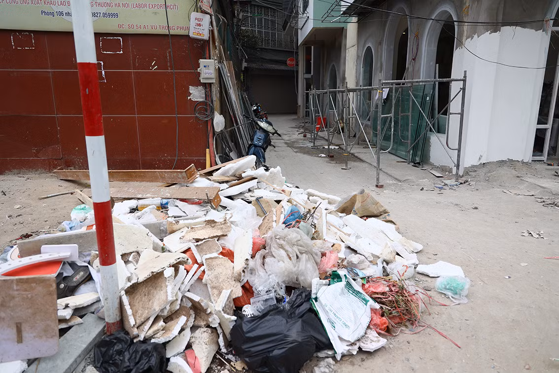 Rác phủ kín vỉa hè và lối đi.