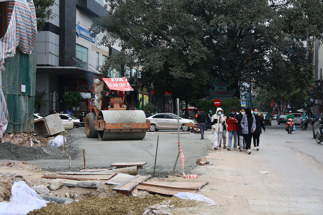Công trình thi công chiếm hết vỉa hè, người đi bộ phải đi giữa lòng đường.