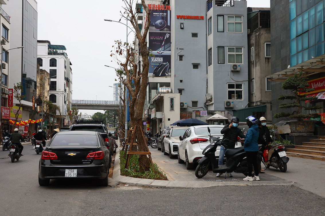 Ô tô đỗ thành hàng dài trên vỉa hè dành cho người đi bộ.