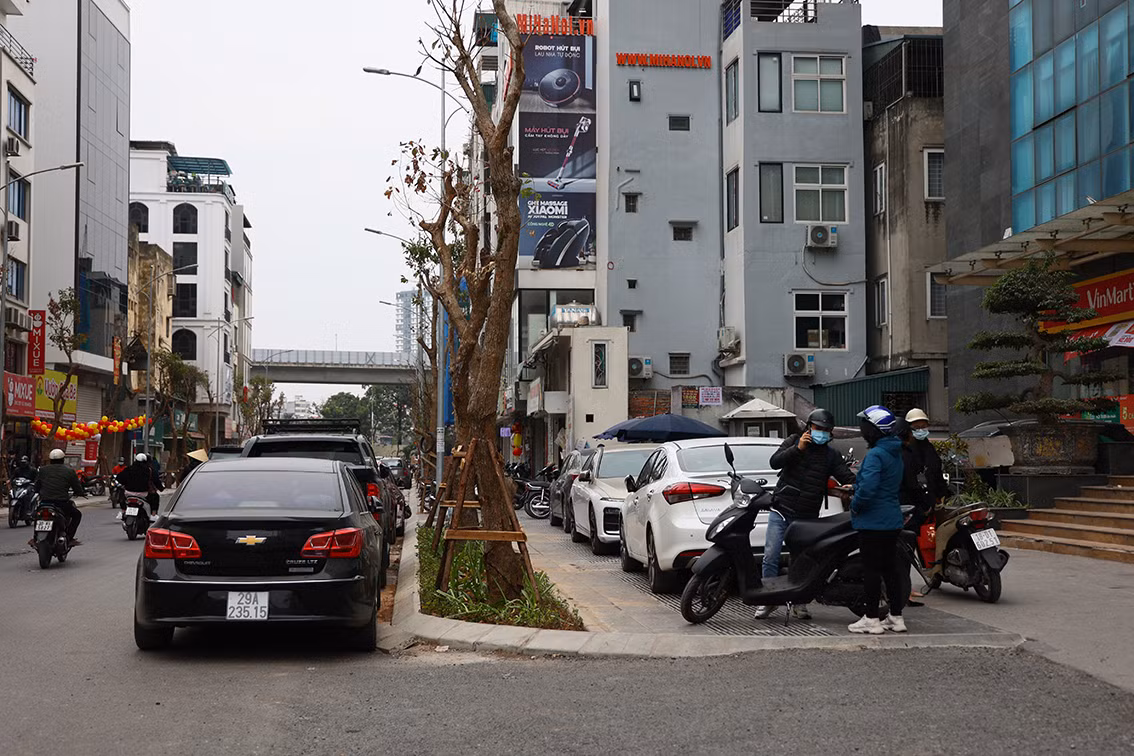 Ô tô đỗ thành hàng dài trên vỉa hè dành cho người đi bộ.