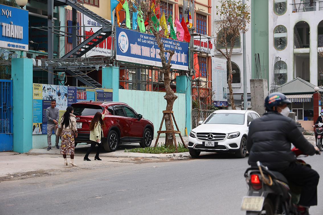 Ô tô hồn nhiên đỗ cả trên vỉa hè lẫn lòng đường.