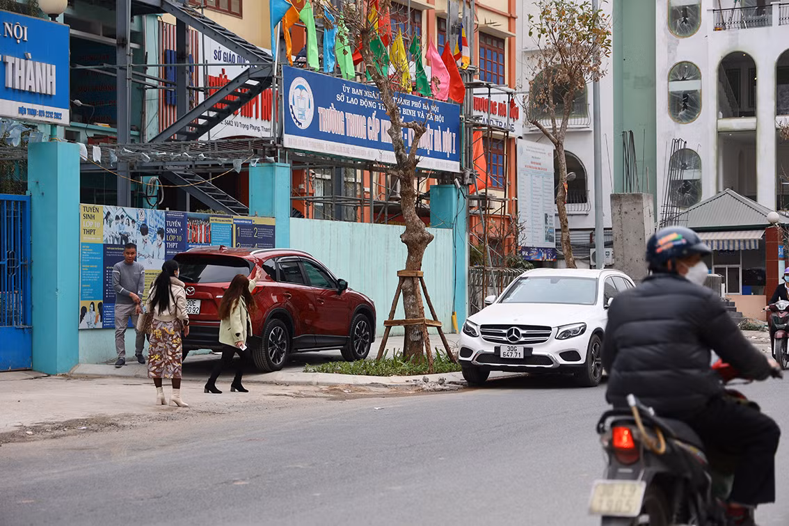 Ô tô hồn nhiên đỗ cả trên vỉa hè lẫn lòng đường.