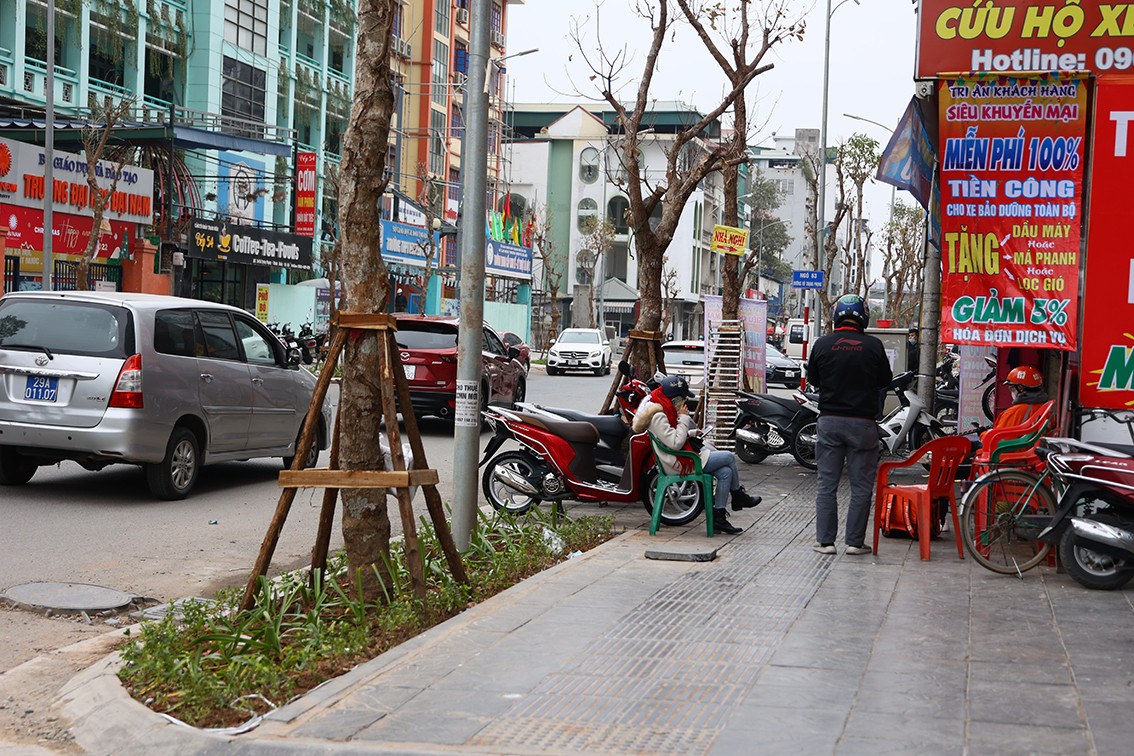 Một số đoạn đã hoàn thành, vỉa hè được làm đẹp nhưng lại bị các cửa hàng lấn chiếm không còn lối đi.