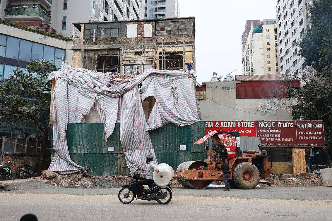 Tuy nhiên, 5 năm nay tuyến đường này như một đại công trường khi khói bụi thường xuyên phủ kín mặt đường.