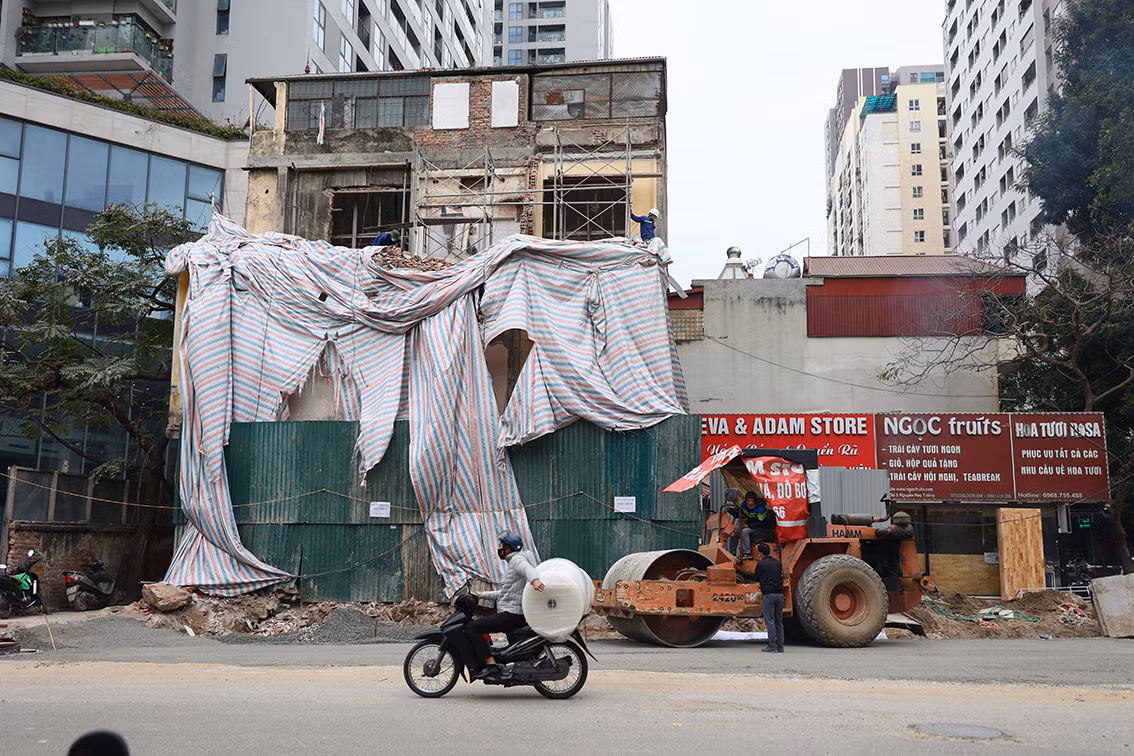 Tuy nhiên, 5 năm nay tuyến đường này như một đại công trường khi khói bụi thường xuyên phủ kín mặt đường.