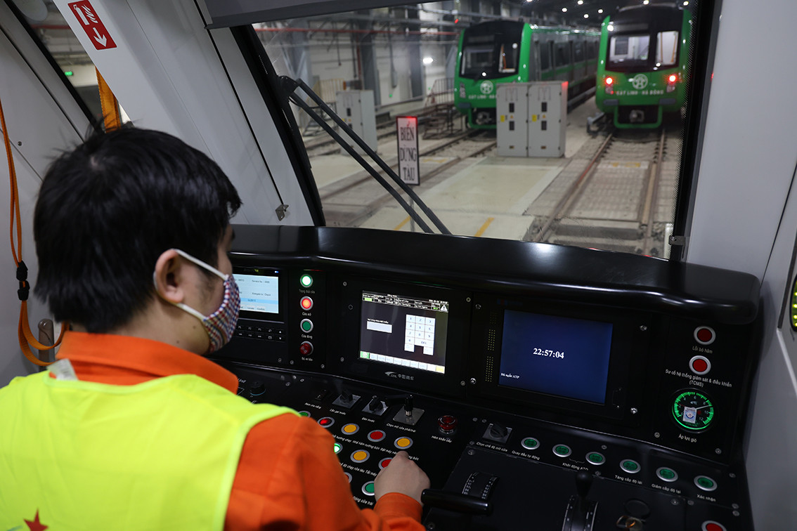 Kỹ sư Trần Văn Việt - Trưởng nhóm kiểm tra, sửa chữa tàu cho biết, các đoàn tàu đều phải được kiểm tra trong trạng thái tĩnh có điện và không có điện tại Depot.