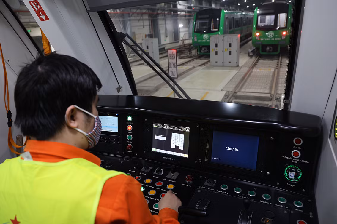 Kỹ sư Trần Văn Việt - Trưởng nhóm kiểm tra, sửa chữa tàu cho biết, các đoàn tàu đều phải được kiểm tra trong trạng thái tĩnh có điện và không có điện tại Depot.