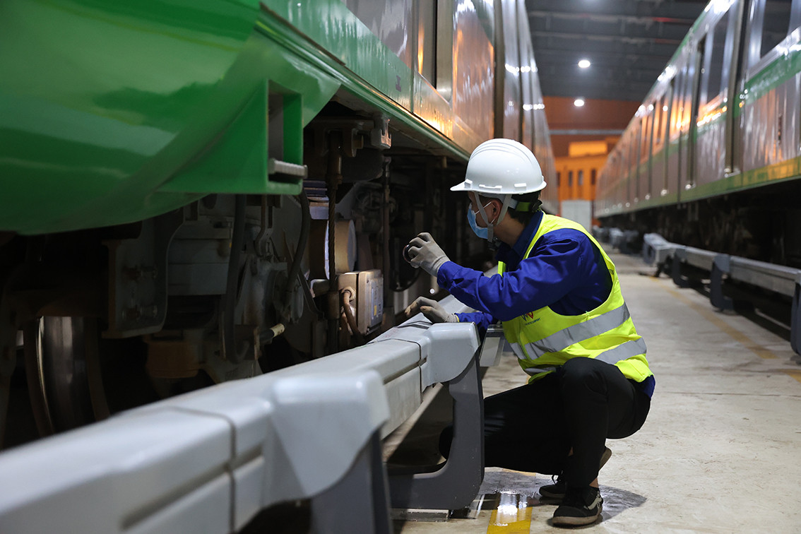 Ngoài ra, sau khi tàu ở trạng thái "nghỉ ngơi" sẽ được kiểm tra phần chuyển động. Đây là một trong những công đoạn quan trọng nhất và được thực hiện tỷ mỉ hàng đêm.