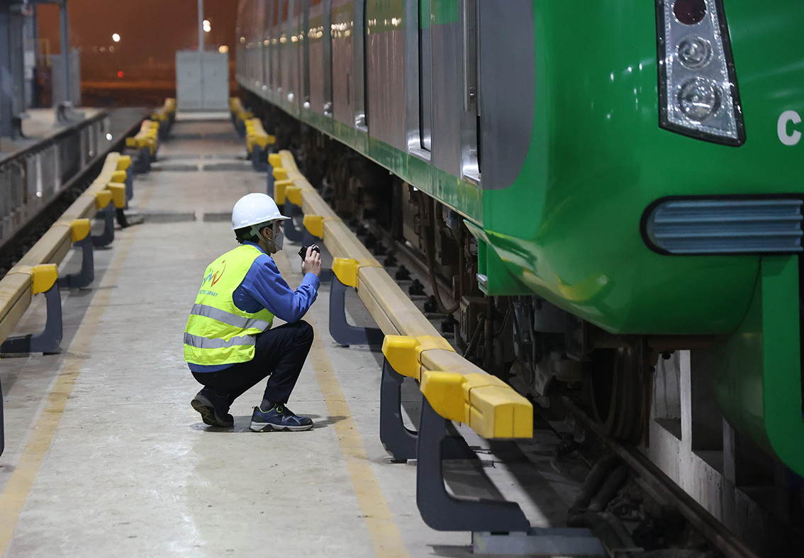 Theo đó, khi tàu về ga đang có điện đã được kỹ thuật viên kiểm tra thao tác các nút điều khiển tại cabin như đèn, còi, đóng mở cửa.