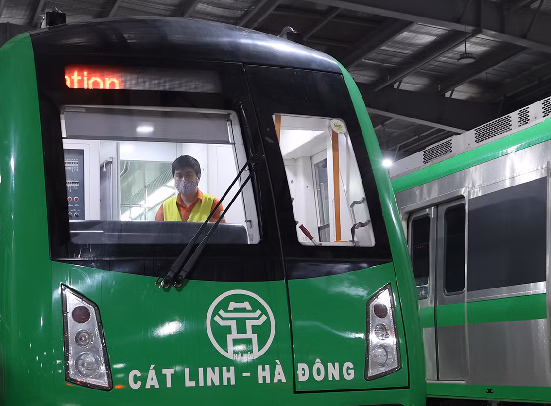 Để đảm bảo an toàn cho mỗi chuyến tàu, hàng đêm lực lượng bảo dưỡng, sửa chữa tàu đều xuyên đêm làm việc tại Depot.