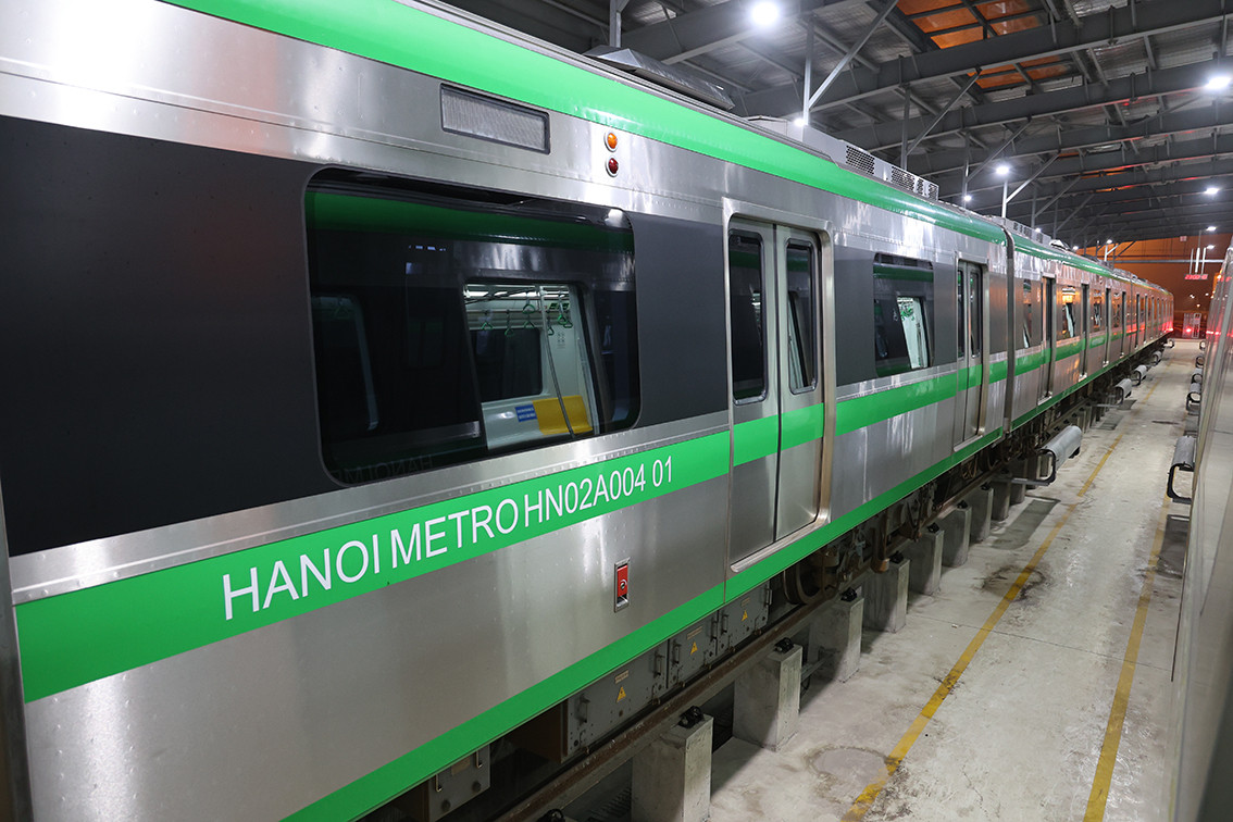 Hoạt động từ 5h30 đến 22h30, mỗi ngày trên toàn tuyến Cát Linh - Hà Đông có tới gần 100 chuyến tàu vận hành.