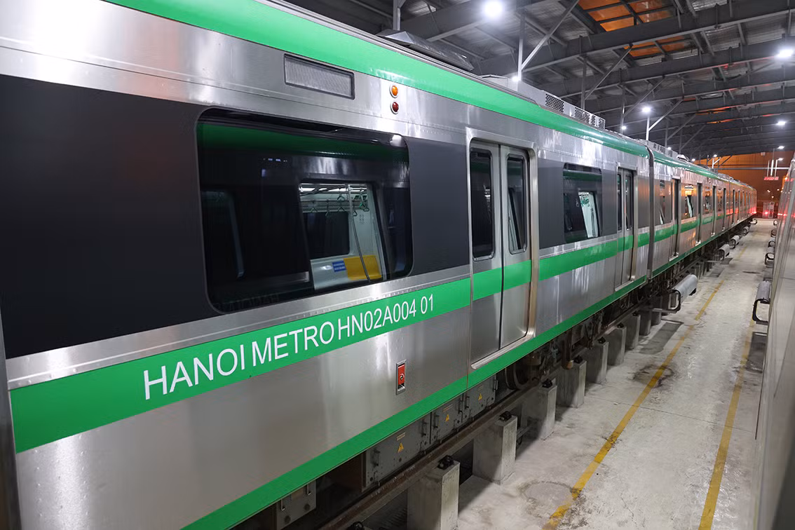 Hoạt động từ 5h30 đến 22h30, mỗi ngày trên toàn tuyến Cát Linh - Hà Đông có tới gần 100 chuyến tàu vận hành.