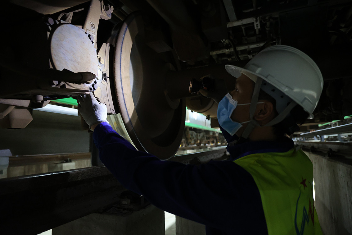 Mỗi đoàn tàu đều có đội ngũ kỹ thuật đi kiểm tra khung gầm, độ tiếp xúc giữa tàu với đường ray.