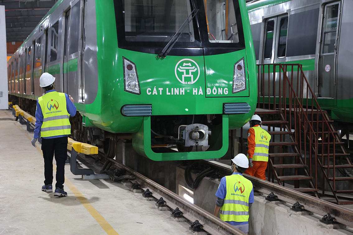 Do tình hình dịch bệnh COVID-19 nên các đoàn tàu cũng được phun khử khuẩn khoang hành khách, kiểm tra kính chắn gió, ghế ngồi sau mỗi chuyến.