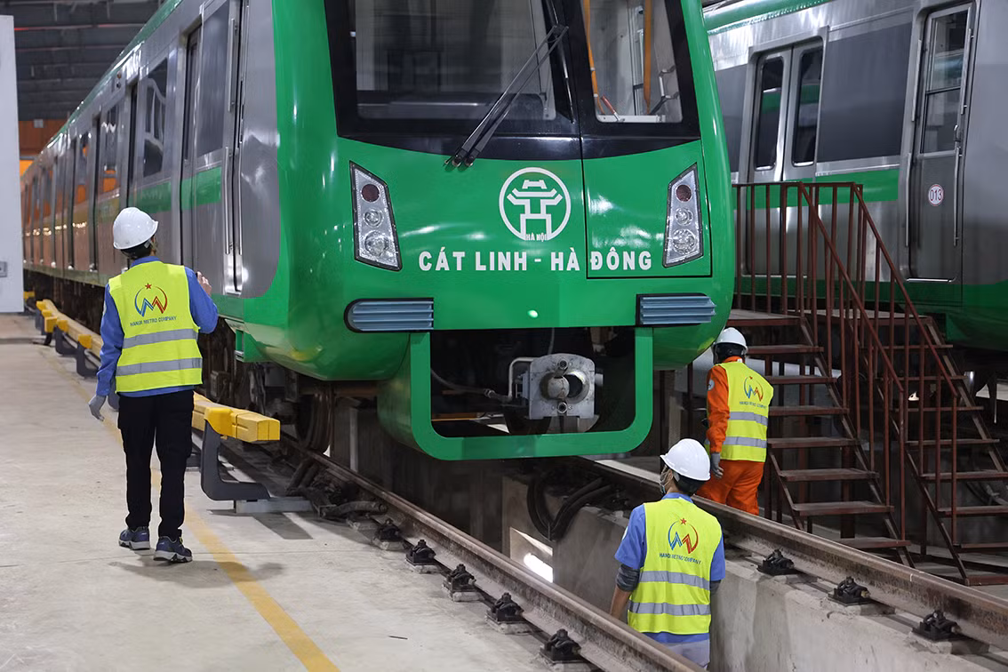 Do tình hình dịch bệnh COVID-19 nên các đoàn tàu cũng được phun khử khuẩn khoang hành khách, kiểm tra kính chắn gió, ghế ngồi sau mỗi chuyến.