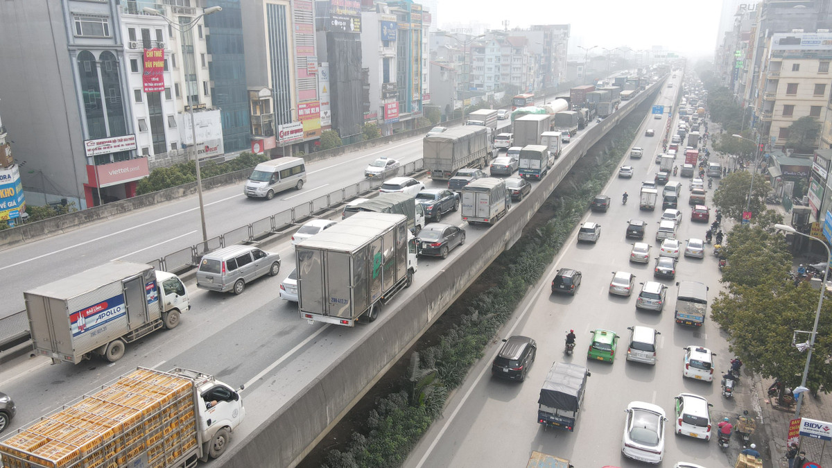Xe tai lat ngang duong khien Vanh dai 3 tren cao ket cung