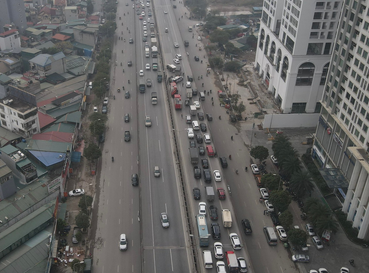 Nguyên nhân được xác định do vụ tai nạn xảy ra giữa 2 xe tải tại đoạn qua toà nhà EcoGreen.