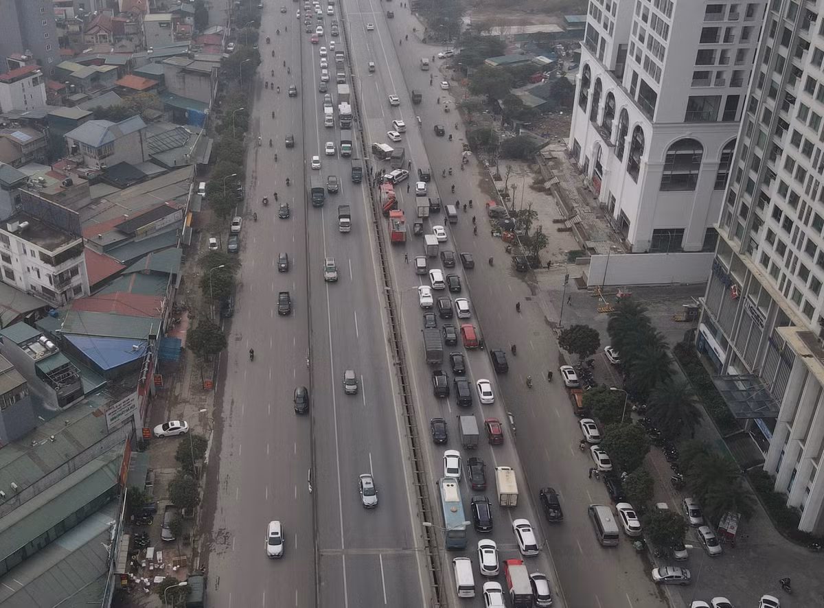 Nguyên nhân được xác định do vụ tai nạn xảy ra giữa 2 xe tải tại đoạn qua toà nhà EcoGreen.