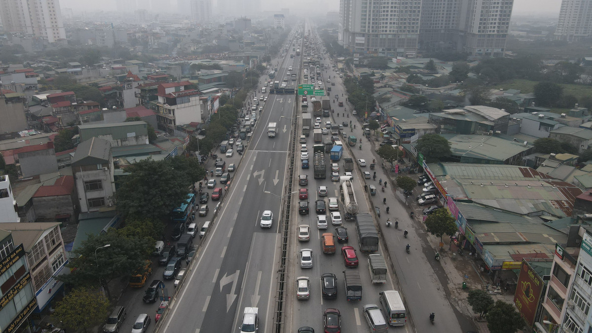 Các phương tiện ùn tắc thành hàng dài từ nút giao Trần Duy Hưng tới EcoGreen.