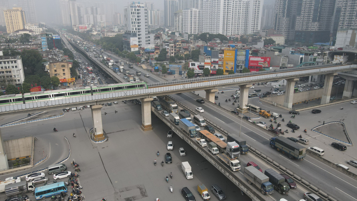 Nút giao với ngã tư 4 tầng giao thông của Hà Nội kẹt cứng.