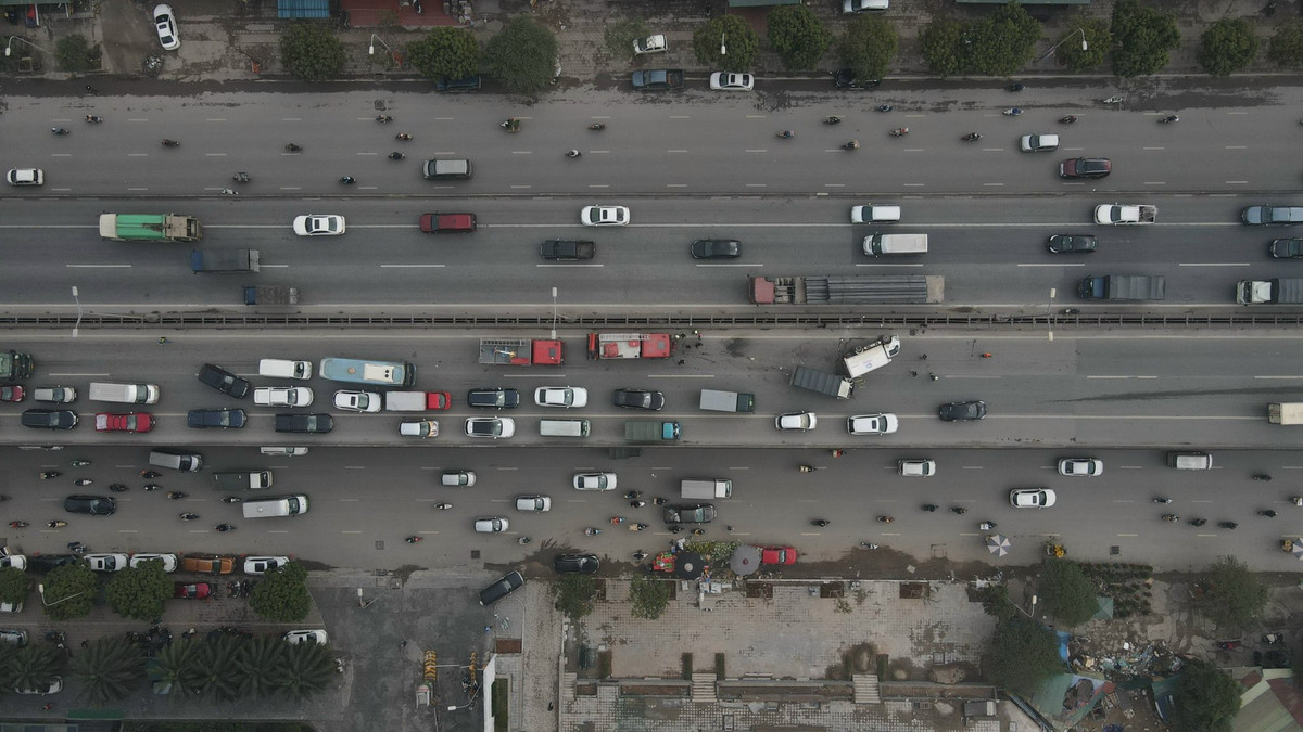 Lực lượng cảnh sát cứu nạn cứu hộ quận Thanh Xuân đã điều 2 xe chuyên dụng tới hiện trường.