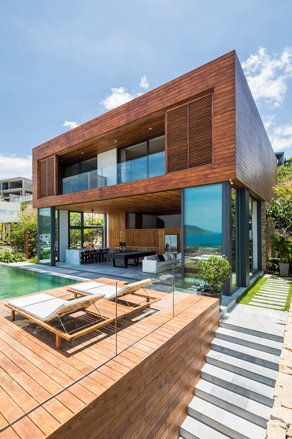 Không gian sinh hoạt chung của gia đình có tầm nhìn ra bể bơi trước nhà.