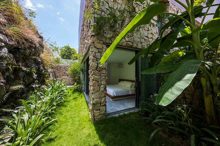 Phòng ngủ nhỏ ở phía sau của tầng 1 có không gian mở.