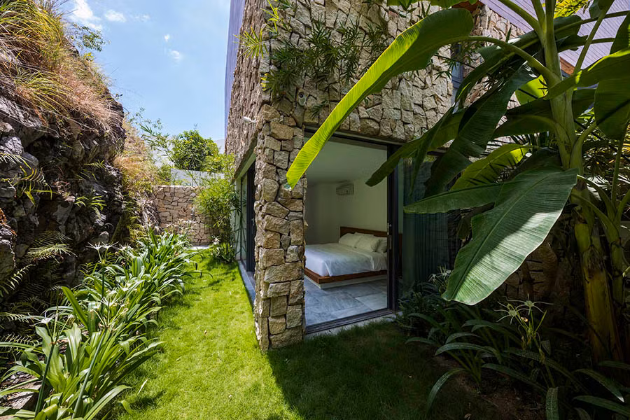 Phòng ngủ nhỏ ở phía sau của tầng 1 có không gian mở.