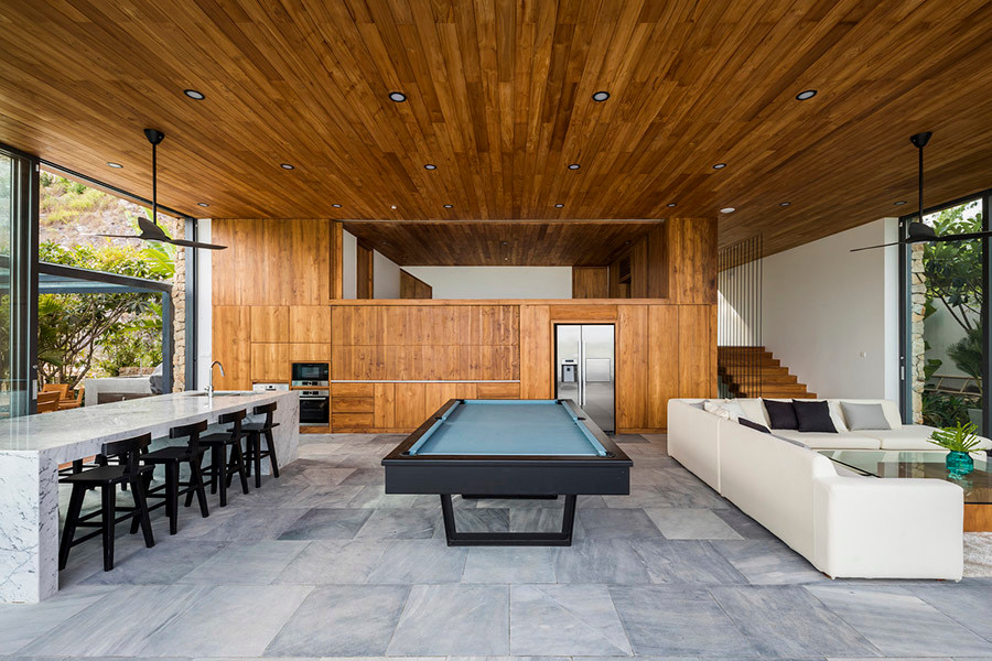 Bếp, bàn đảo và phòng khách liên thông với nhau.