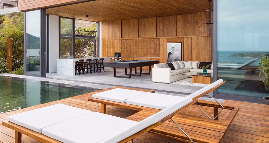 Thiết kế trần nhà cao khiến cho không gian sinh hoạt chung rất thoáng đãng.